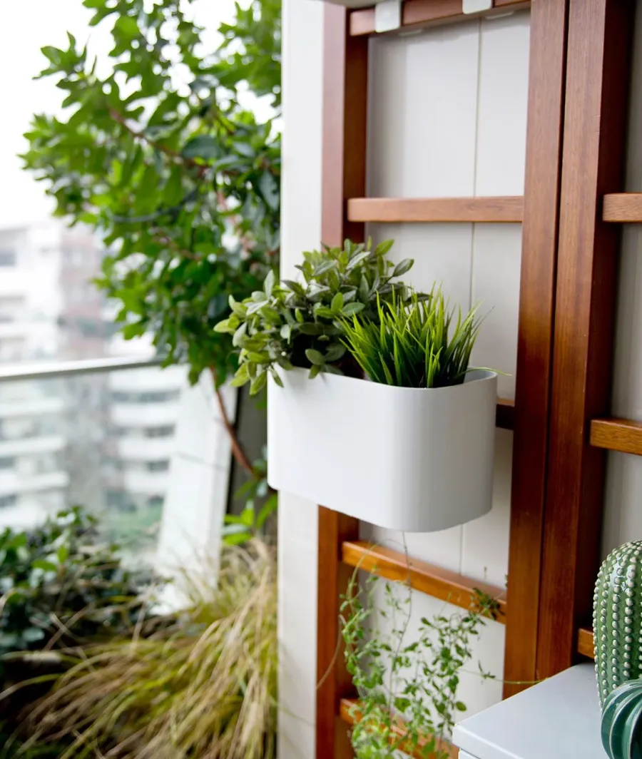 obrazek 1 Biała aluminiowa doniczka Urbn Balcony na balkon lub na taras