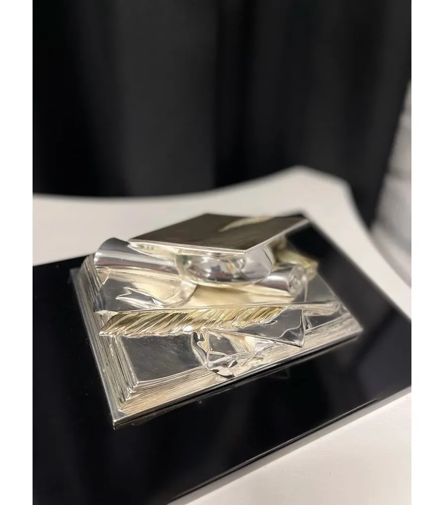 obrazek 2 Fantastyczna statuetka z grawerem na zakończenie roku szkolnego/studiów