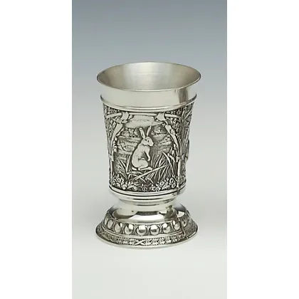 Zdjęcie Piękny cynowy kubek z przedstawieniem irlandzkiej fauny - zająca