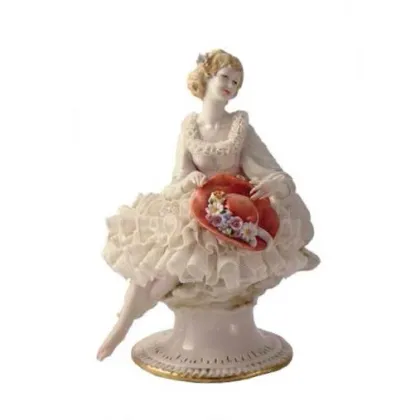 Zdjęcie Figurka kobiety z porcelany do salonu
