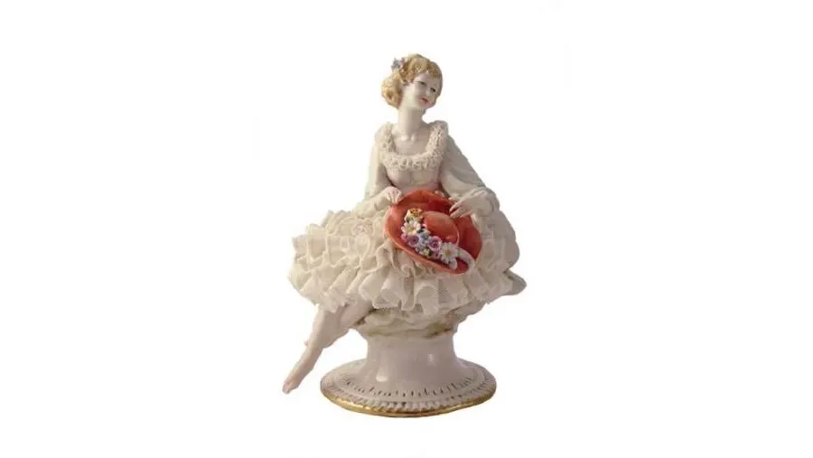 obrazek 1 Figurka kobiety z porcelany do salonu