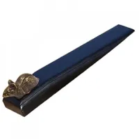 Picture An unusual door support - a mouse