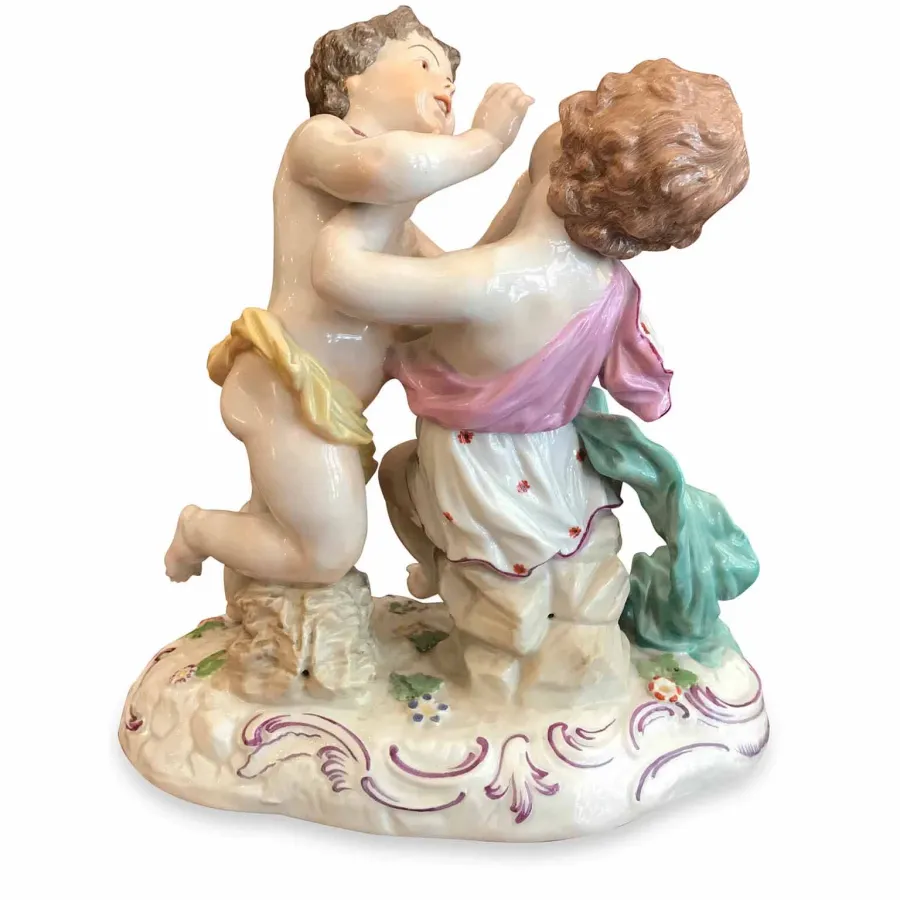 obrazek 3 Dwóch cherubinów w kochających i figlarnych postawach z ręcznie malowanej porcelany polichromowanej