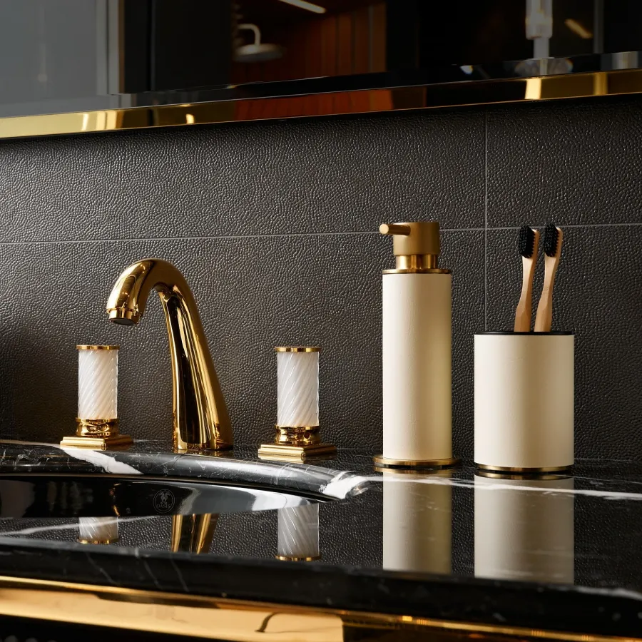 obrazek 2 Dozownik do łazienki Ø7xH19 cm – złocony w kolorze perłowym