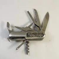 Zdjęcie Stylowy scyzoryk wojskowy z pewteru z emblematem zdobionym koniczyną