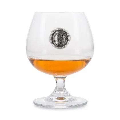 Zdjęcie Stylowy kieliszek do brandy z emblematem z literą „V” – prezent na szczególną okazję