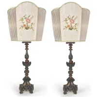 Zdjęcie Para lamp do salonu z haftowanymi wachlarzami wykonanymi z dwóch świeczników ołtarzowych z XVIII wieku