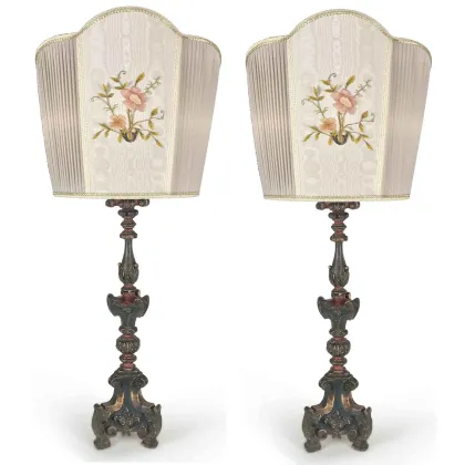 Zdjęcie Para lamp do salonu z haftowanymi wachlarzami wykonanymi z dwóch świeczników ołtarzowych z XVIII wieku