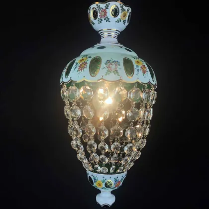 Zdjęcie Żyrandol wejściowy ze szkła dekorowanego i kryształu z około 1950 roku pochodzenia czeskiego