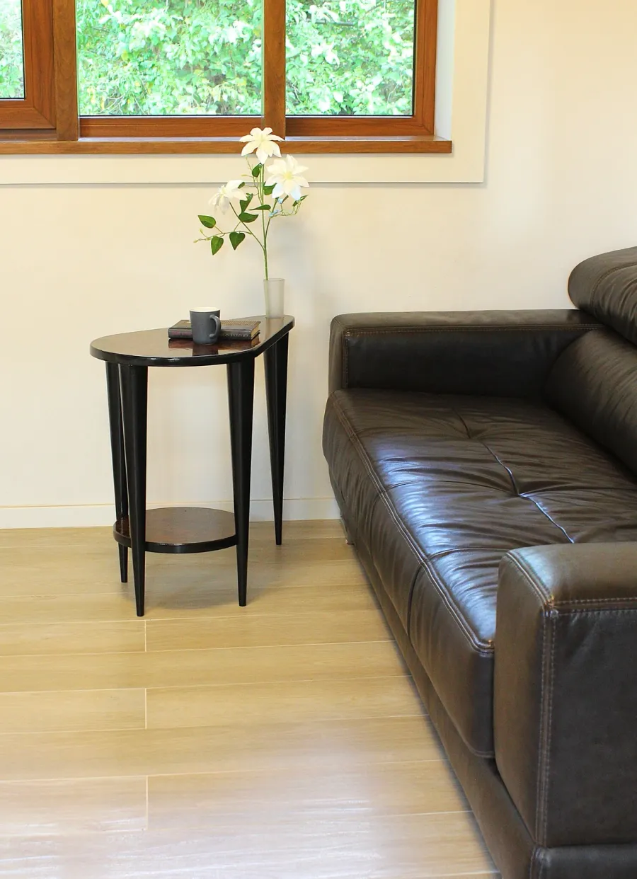 obrazek 8 Rzeźbiarski stolik kawowy Mid-Century Modern z czeczotą orzecha amerykańskiego i szklanym wazonem – handmade Polska
