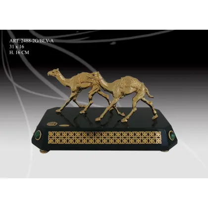 Zdjęcie Figura dwóch złotych wielbłądów na ciemnej podstawie