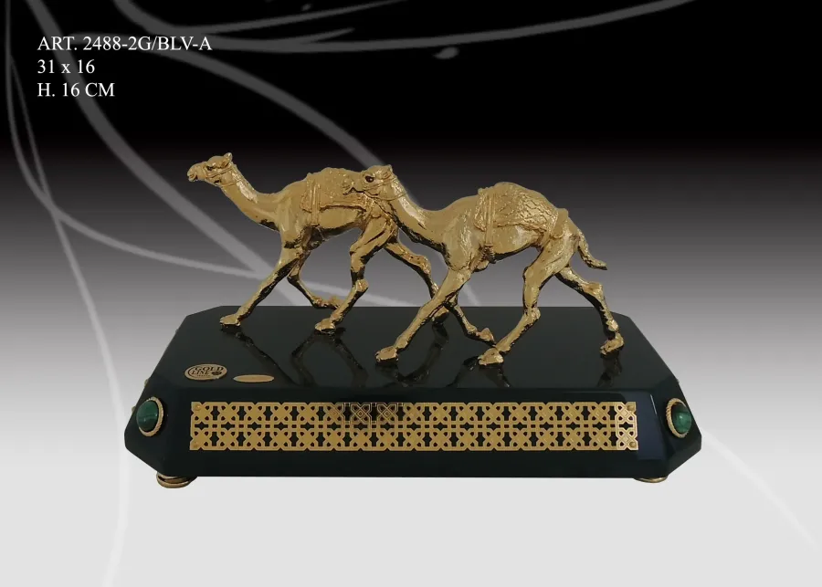 obrazek 1 Figura dwóch złotych wielbłądów na ciemnej podstawie