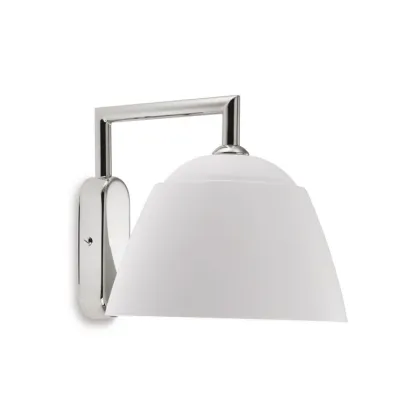 Zdjęcie Stylowa mosiężna lampa na ścianę wykończona polerowanym chromem lub niklem