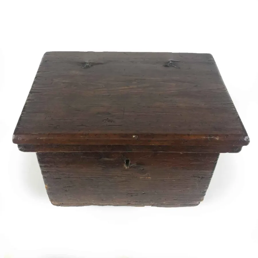 obrazek 2 Pudełko jodłowe z wieczkiem bez ramek z zabytkowym zamkiem