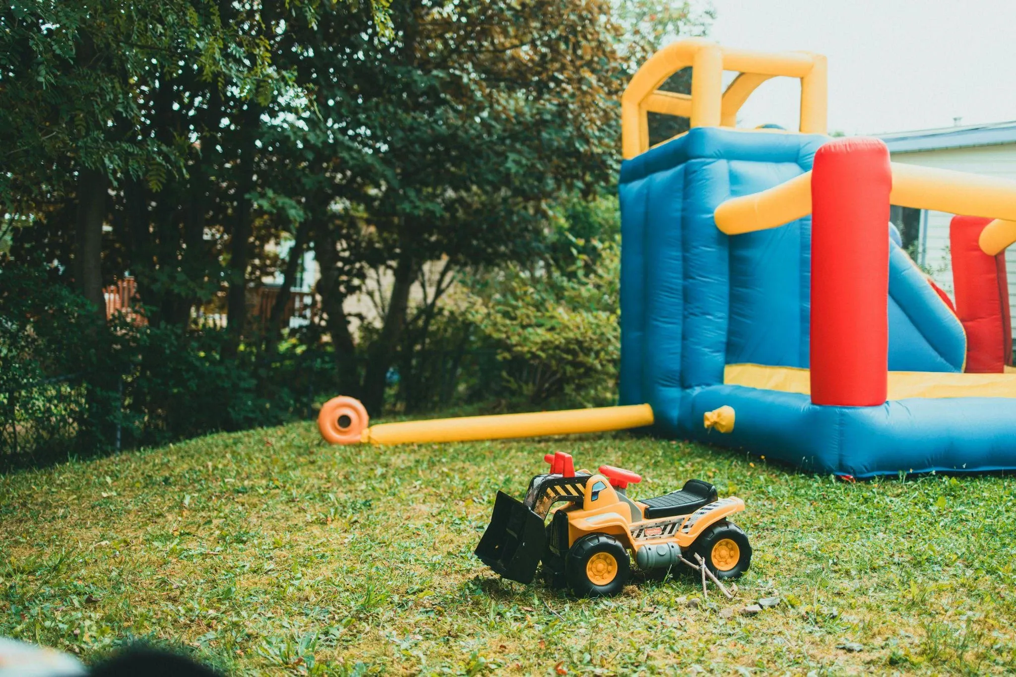 Domowy park rozrywki: Jak zaaranżować bezpieczną strefę zabawy z dmuchańcami w ogrodzie?