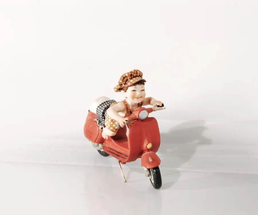 obrazek 1 Elegancka, porcelanowa figurka chłopca na skuterze - Sibania