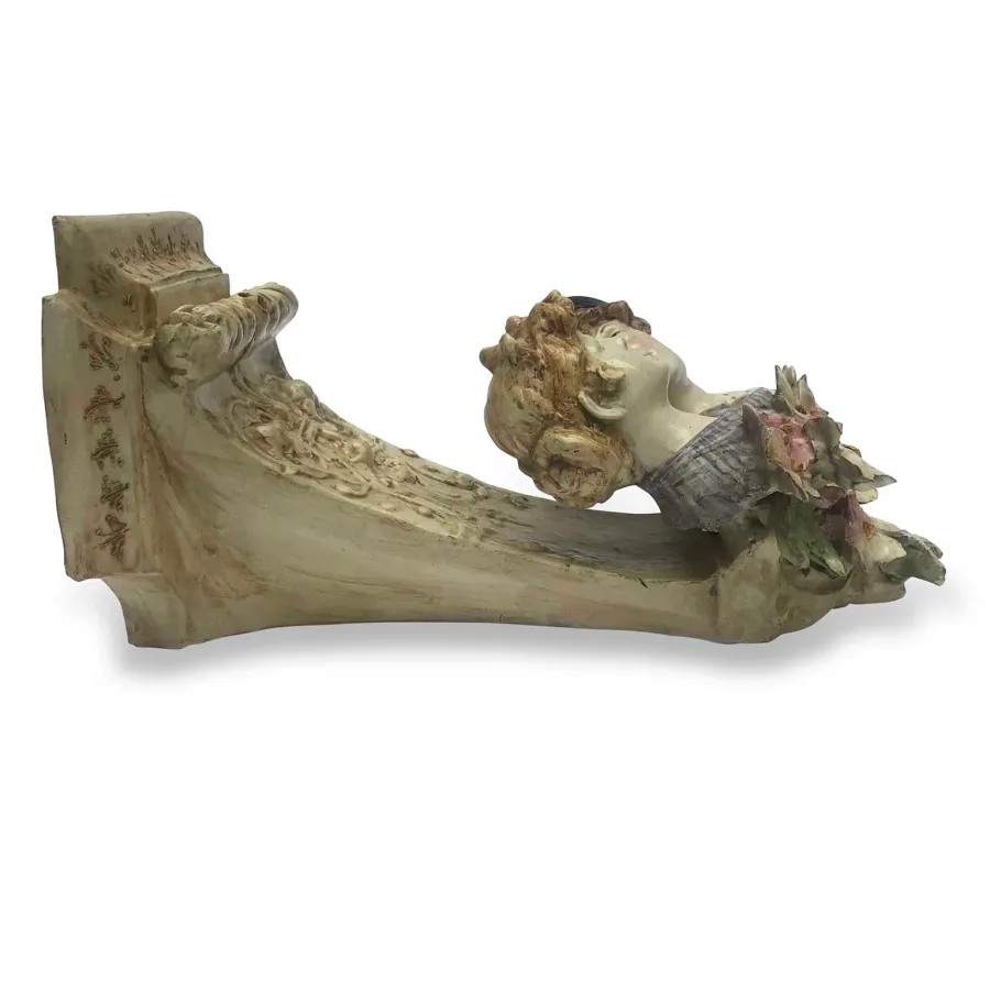 obrazek 5 Para półek ceramicznych ozdobionym płaskorzeźbami - ludzie i kwiaty