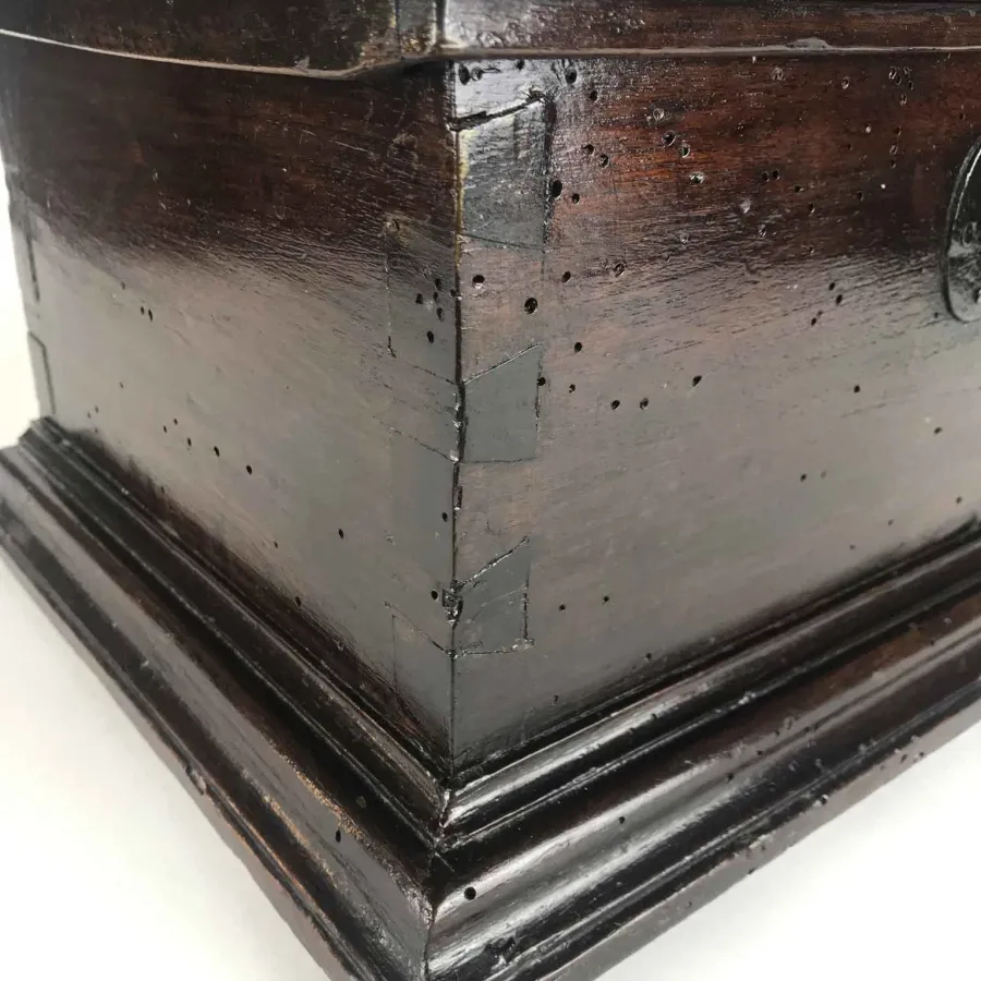 obrazek 3 Orzechowe pudełko z wieczkiem i funkcjonalnym zamkiem, ciemna patyna z końca XVIII wieku