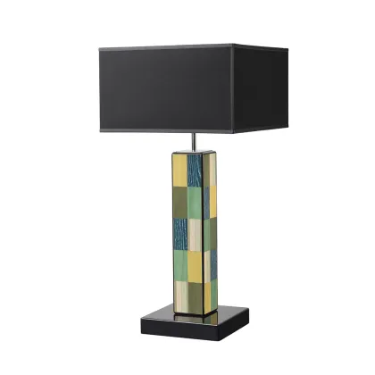 Zdjęcie Elegancka lampa stołowa z ciemnym kloszem z drewna i inkrustowanego forniru