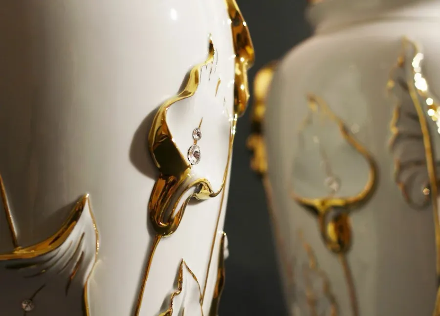 obrazek 3 Porcelanowy dzban z pokrywką z motywem liści i kryształami Swarovskiego