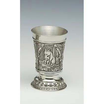 Zdjęcie Piękny cynowy kubek z przedstawieniem lisów