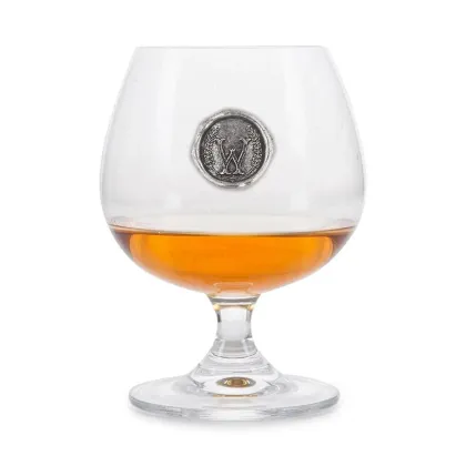 Zdjęcie Wyjątkowy kieliszek do brandy z emblematem z literą „W” – prezent na szczególną okazję
