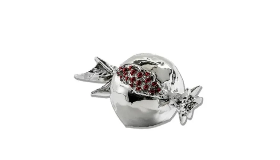 obrazek 1 Charakterystyczny srebrny amulet w formie owocu granata