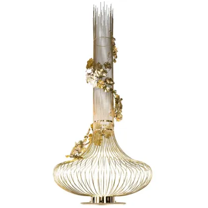 Zdjęcie Elegancka lampa stojąca w kształcie cebuli