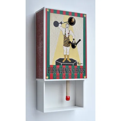 Zdjęcie Stylowy zegar ścienny z kukułką i wahadłem przypominającym zapałkę