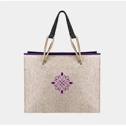 Zdjęcie Piękna torba z ozdobnymi uchwytami i kontrastowym wykończeniem