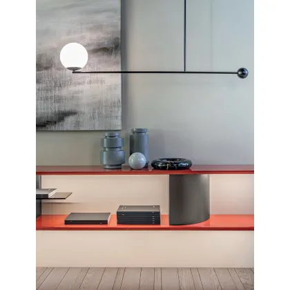 Zdjęcie Stylowa lampa z mosiężną ramą w stylu minimalistycznym