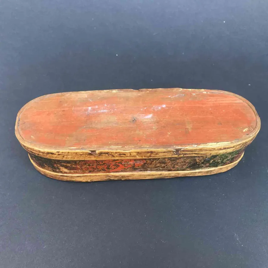 obrazek 5 Pudełko owalne z czerwono-srebrnymi zdobieniami, Włochy, 1700r.