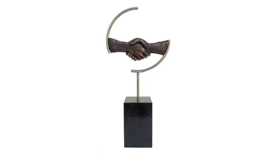 Zdjęcie Friendship statuette - a handshake as a company anniversary gift