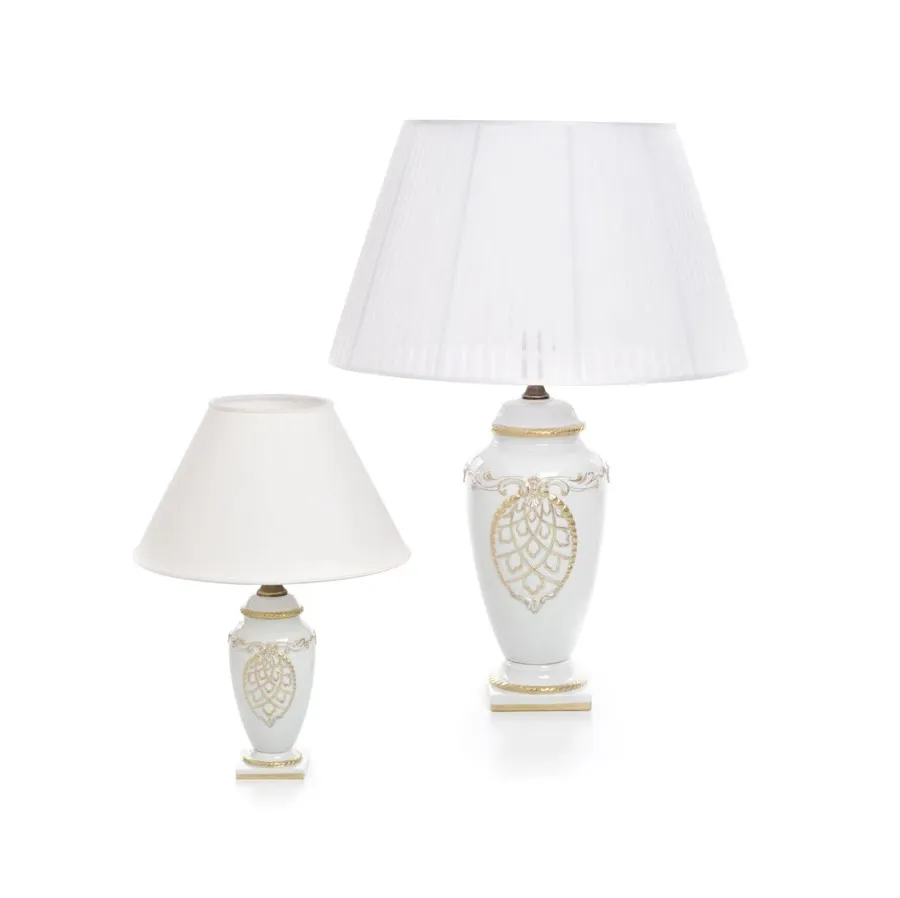 obrazek 1 Wysoka porcelanowa lampa z subtelnym zdobieniem