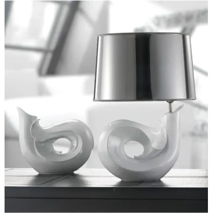 Zdjęcie Nietuzinkowa porcelanowa lampa ze srebrnym abażurem