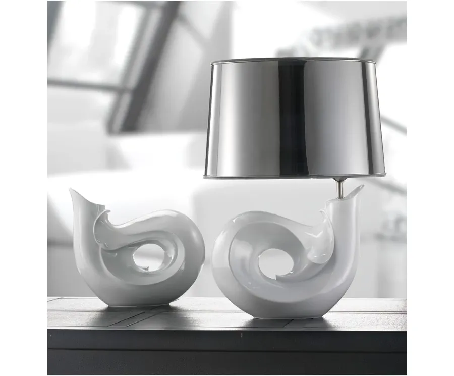 obrazek 1 Nietuzinkowa porcelanowa lampa ze srebrnym abażurem