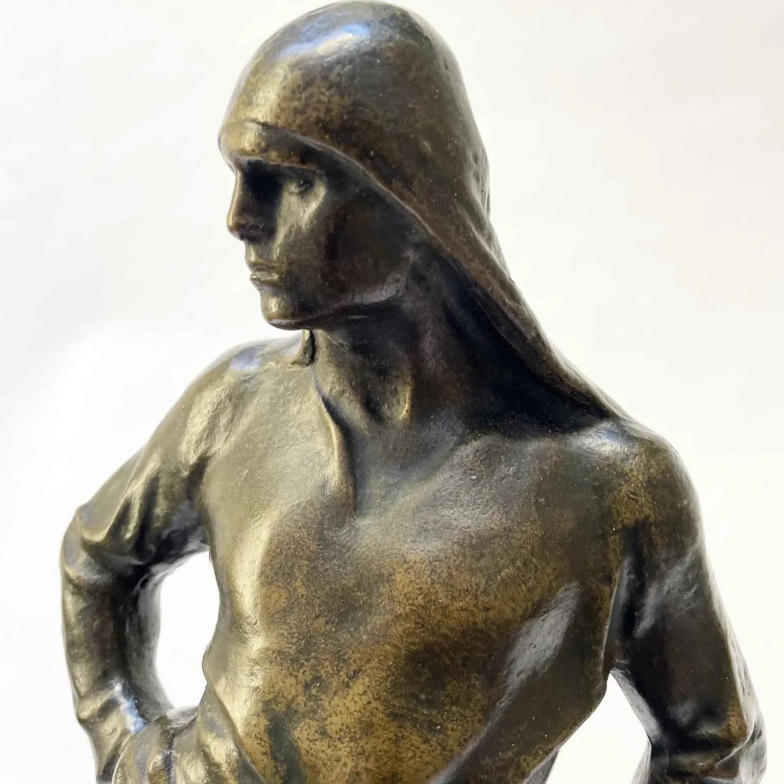 Brązowa figura mężczyzny: Rozładowca portu w Antwerpii, autorstwa Meuniera