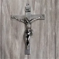 Zdjęcie Duży krucyfiks Chrystusa na krzyżu wykonany z pewteru