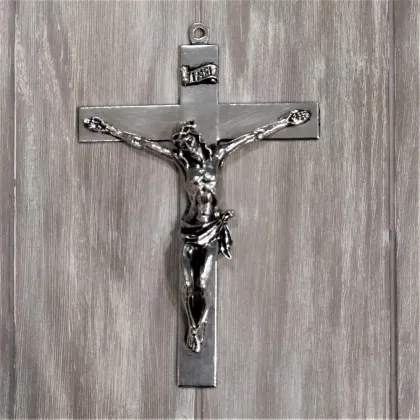 Zdjęcie Duży krucyfiks Chrystusa na krzyżu wykonany z pewteru