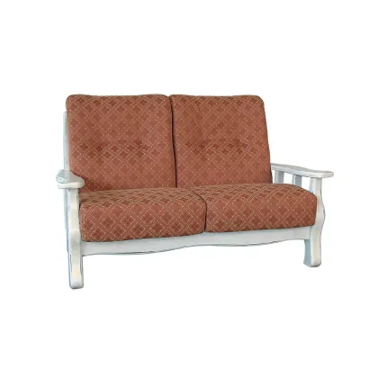 Zdjęcie Stylowa dwuosobowa włoska sofa z tapicerowanymi poduszkami