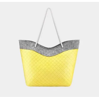 Zdjęcie Ładna torebka damska uszyta z filcu i pikowanej tkaniny