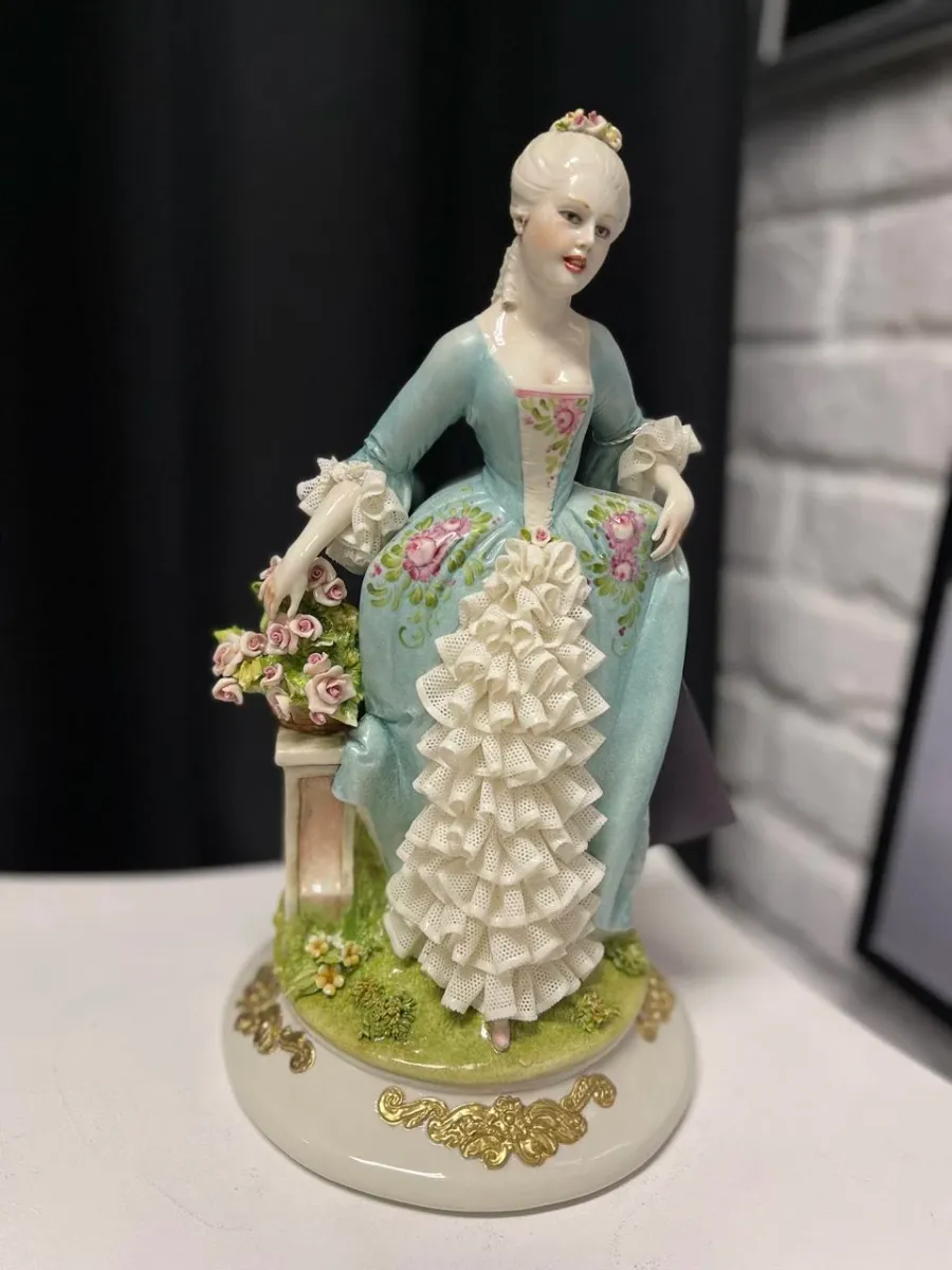 obrazek 2 Porcelanowa figurka damy w stylu rokoko