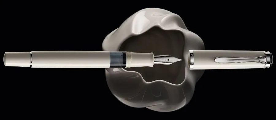 obrazek 2 Pióro wieczne Pelikan Classic M205 White-Silver stalówka EF