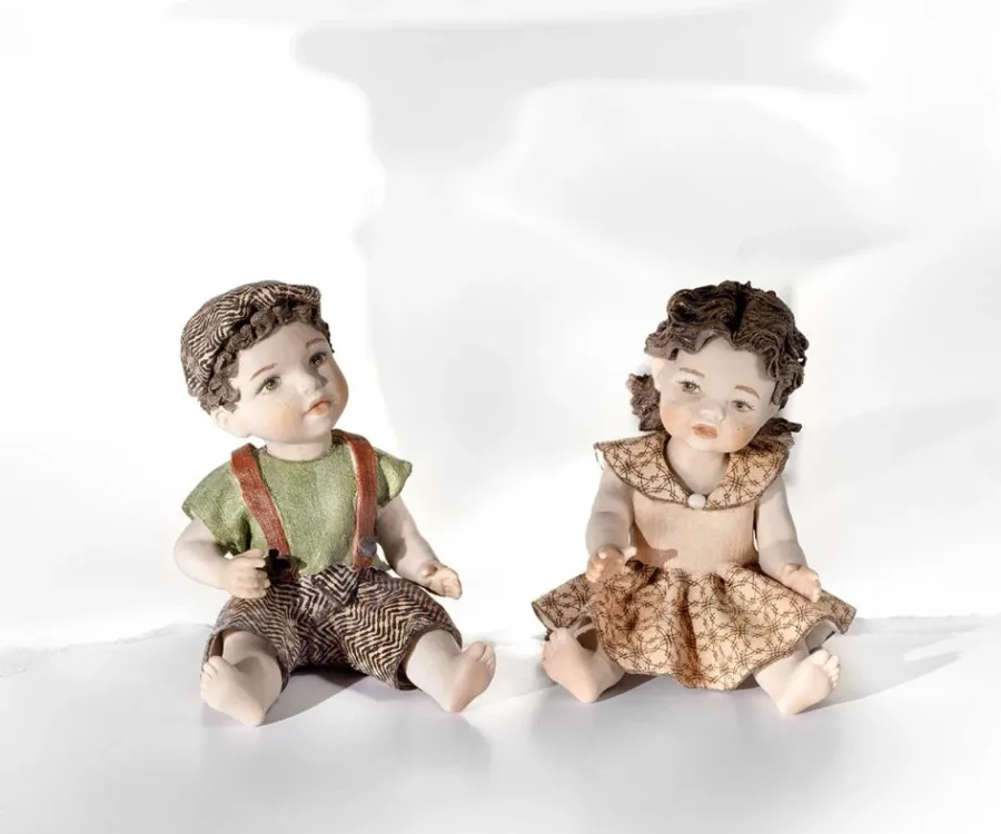obrazek 2 Lalka siedzącej dziewczynki z porcelany - Sibania