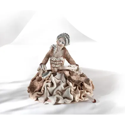 Zdjęcie Elegancka, porcelanowa figurka damy - Sibania