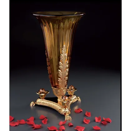 Zdjęcie Wazon z kwiecistymi zdobieniami