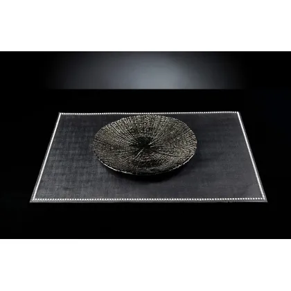 Zdjęcie Klasyczny włoski talerz z szarego szkła na oryginalny stół