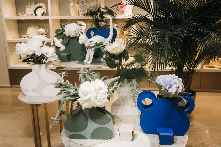 obrazek 4 Skórzany wazon Otto 9x37xH38 cm w kolorze jasnego błękitu i eukaliptusa