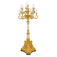 Zdjęcie Piękna lampa w kształcie świecznika z rzeźbionego mosiądzu i kryształu z 13-stoma ramionami