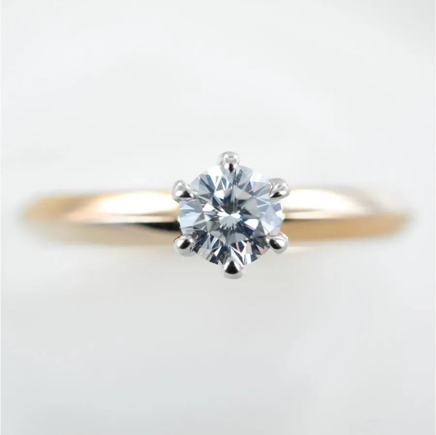 obrazek 3 Pierścionek Solitaire z różanym złotem i diamentową oprawą z białego złota